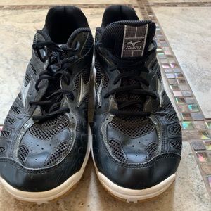 Mizuno volleyball shoes - size 10